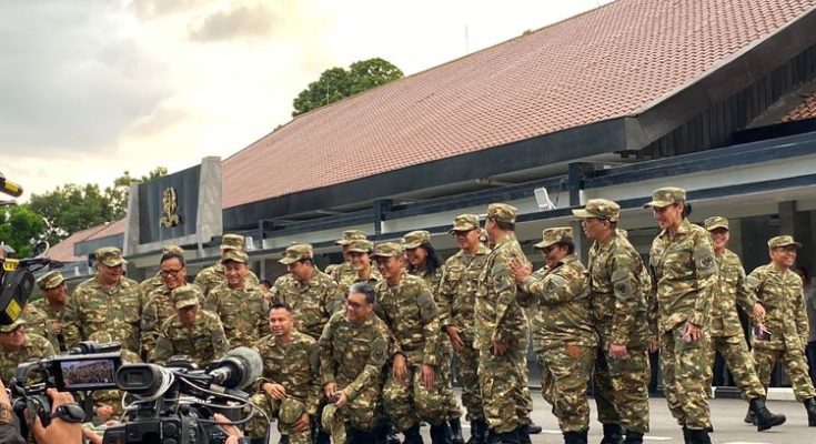 Presiden Prabowo Subianto telah membiayai retreat Kabinet Merah Putih menggunakan dana pribadinya. Kegiatan ini berlangsung di Akademi Militer, Magelang, Jawa Tengah.