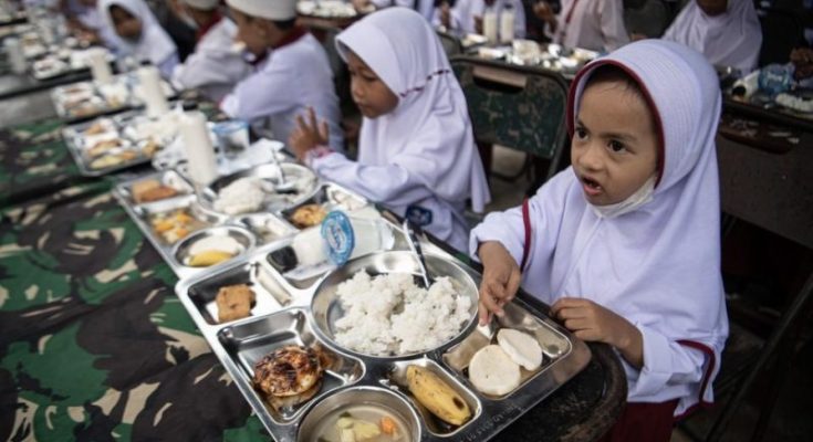 Menteri Sekretaris Negara (Mensesneg) Prasetyo Hadi mengumumkan bahwa program makan bergizi gratis yang diprakarsai oleh Presiden Prabowo Subianto akan diluncurkan pada Januari 2025