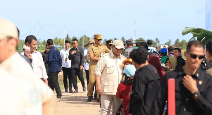 Presiden Republik Indonesia, Prabowo Subianto, melakukan kunjungan kerja pertamanya di Merauke, Provinsi Papua Selatan.