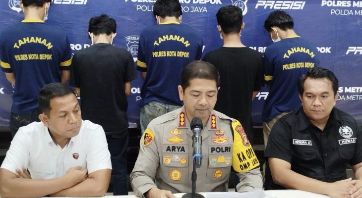Satuan Reserse Kriminal (Sat Reskrim) Polres Metro Depok baru-baru ini menangkap lima orang yang diduga terlibat dalam pemasaran website perjudian online.