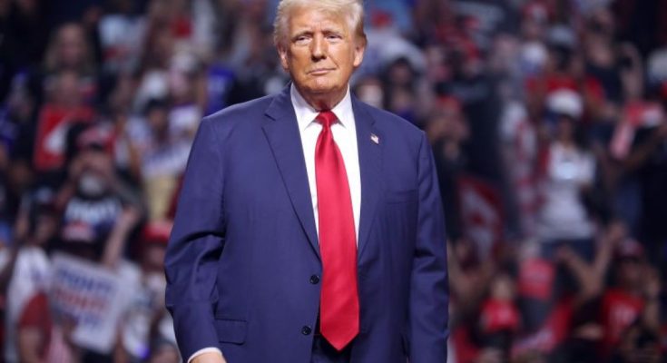 Donald Trump, calon presiden dari Partai Republik, resmi terpilih sebagai Presiden Amerika Serikat ke-47 setelah meraih 270 suara elektoral dalam Pemilihan Presiden (Pilpres) 2024.