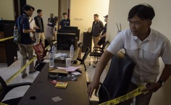 polisi menggerebek sebuah rumah yang digunakan sebagai teleadmin dan telemarketing judi online di Komplek Muara, Kecamatan Bojongloa Kidul, Kota Bandung, Jawa Barat. Dalam operasi tersebut, lima orang tersangka berhasil ditangkap.