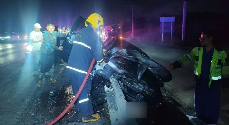 A sedan was involved in a fiery crash in Pathum Thani after colliding with a broken streetlight.