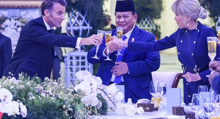 Istana Kepresidenan Indonesia merespons isu yang berkembang di media sosial terkait adanya minuman beralkohol dalam jamuan makan malam Presiden Prancis Emmanuel Macron di Istana Kepresidenan Jakarta, Rabu (28/5).