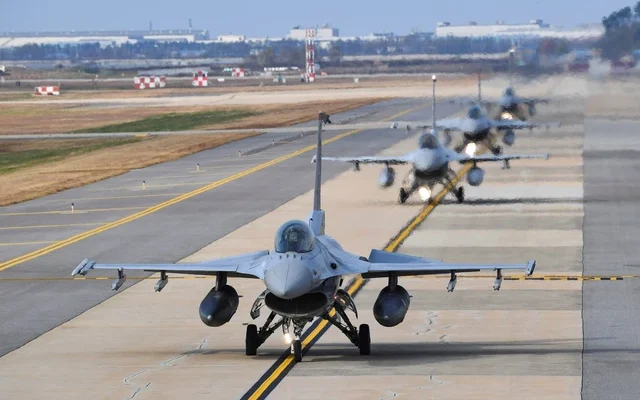 Puluhan pesawat militer Amerika Serikat (AS) tidak lagi terlihat di landasan pacu pangkalan utama mereka di Qatar. Informasi ini diperoleh
