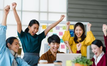 Generasi Z (Gen Z) adalah kelompok demografis yang lahir antara tahun 1997–2012. Mereka tumbuh di era digital, membuat mereka lebih adaptif terhadap teknologi, kreatif, dan kritis terhadap isu sosial.