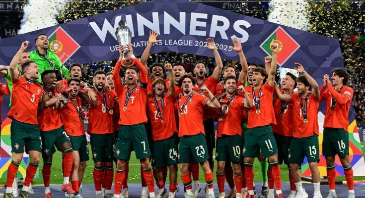 Cristiano Ronaldo mengangkat trofi Portugal