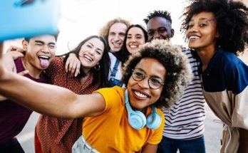 Gen Z tumbuh di dunia yang serba cepat dan penuh disrupsi. Untuk bertahan dan unggul, ada beberapa kemampuan kritis yang harus dikuasai. Berikut skill esensial