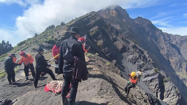 Juliana, a Brazilian woman, fell into a ravine on Mount Rinjani. The Head of Basarnas, Air Marshal Mohammad Syafii, confirmed her death.
